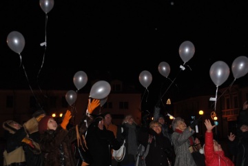 Wypuścili balony z życzeniami