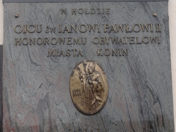 Kwiaty pod tablicą Jana Pawła II. W 10  rocznicę śmierci