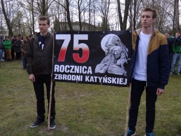 Dwa dęby na skwerze Pamięci Ofiar Zbrodni Katyńskiej