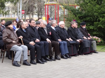 Dwa dęby na skwerze Pamięci Ofiar Zbrodni Katyńskiej