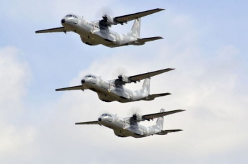Zgrupowanie samolotów transportowych w Powidzu przed pokazami