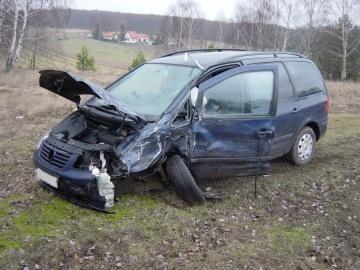 Groźny wypadek w Paprotni. Zderzyły się dwa samochody