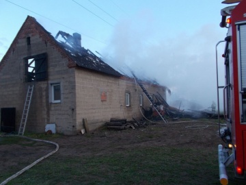 Spłonął dach budynku inwentarsko-gospodarczego w Bochlewie