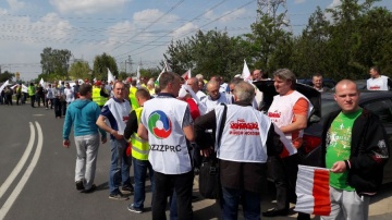 Związkowcy z konińskiej elektrowni protestują na rondzie w Pątnowie