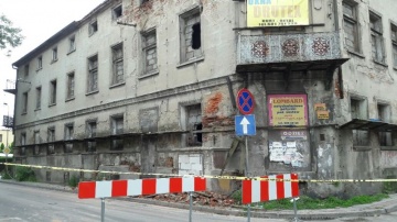 Kamienica Stefanii Esse w rozsypce. Lepiej się nie zbliżać