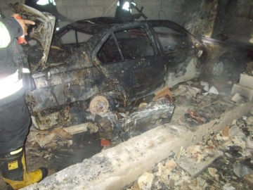 Pożar garażu i samochodów. Ponad dwie godziny walki z ogniem