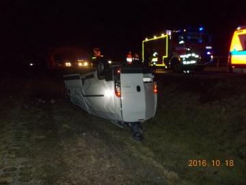 Wypadek dwóch peugeotów na autostradzie A2 po zmroku