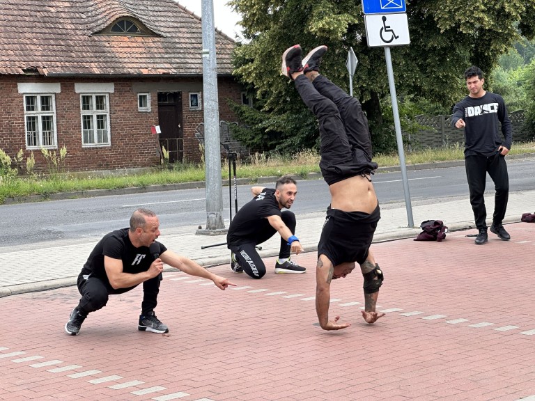 Taniec, akrobacje i humor: Koniński Festiwal Teatrów podbija Gosławice