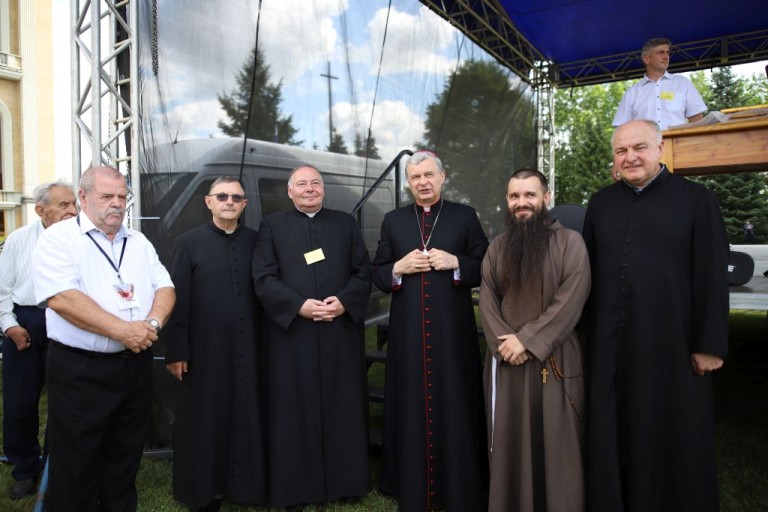 Spotkania Trzeźwościowe: „Pelikan” dla biskupa Bronakowskiego