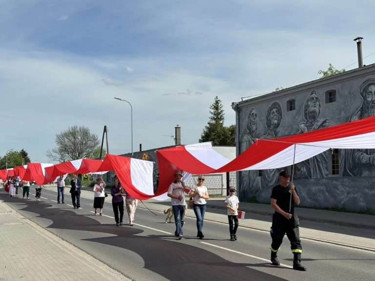 Ulicami Żychlina z najdłuższą flagą. Wspólne świętowanie