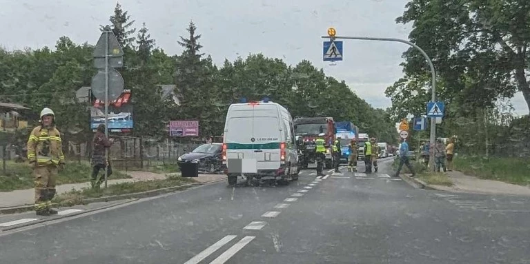 Trzy pojazdy zderzyły się w Woli Łaszczowej. Droga jest zablokowana