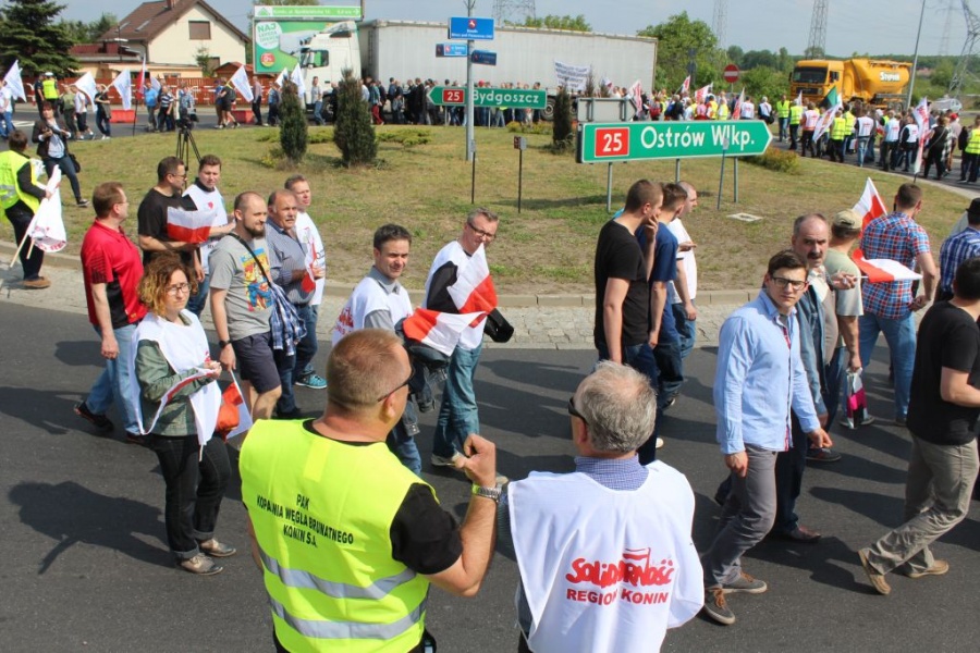 Spacer wokół ronda w Pątnowie i flagi poparcia protestu