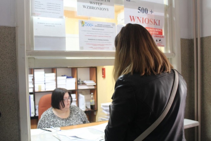 Pracownicy MOPR w Koninie przyglądają się "Rodzinie 500 plus"