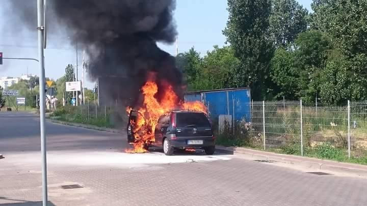 Pożar w Koninie. Samochód spłonął przy jednej ze stacji paliw