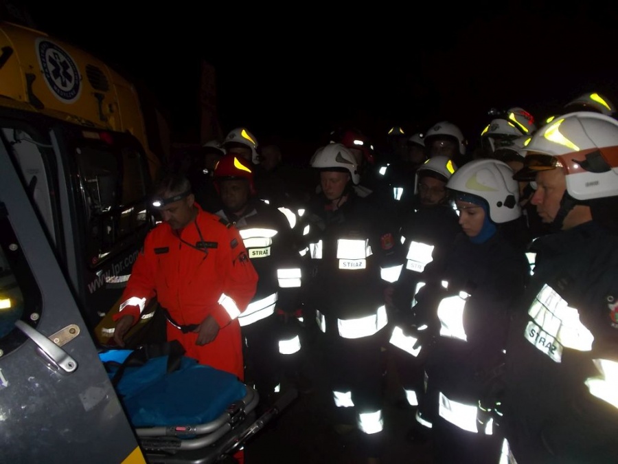 Strażacy ochotnicy na nocnych ćwiczeniach ze śmigłowcem LPR