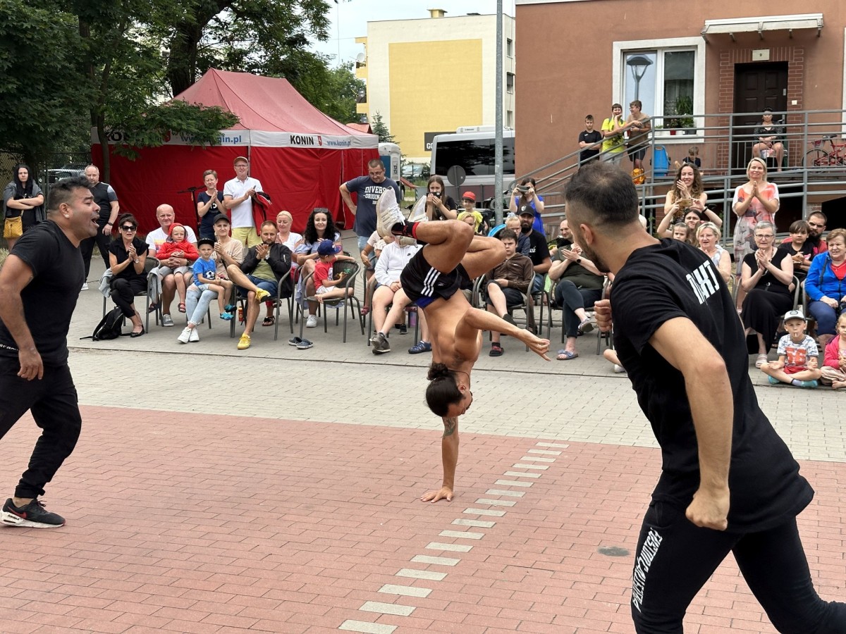 Taniec, akrobacje i humor: Koniński Festiwal Teatrów podbija Gosławice