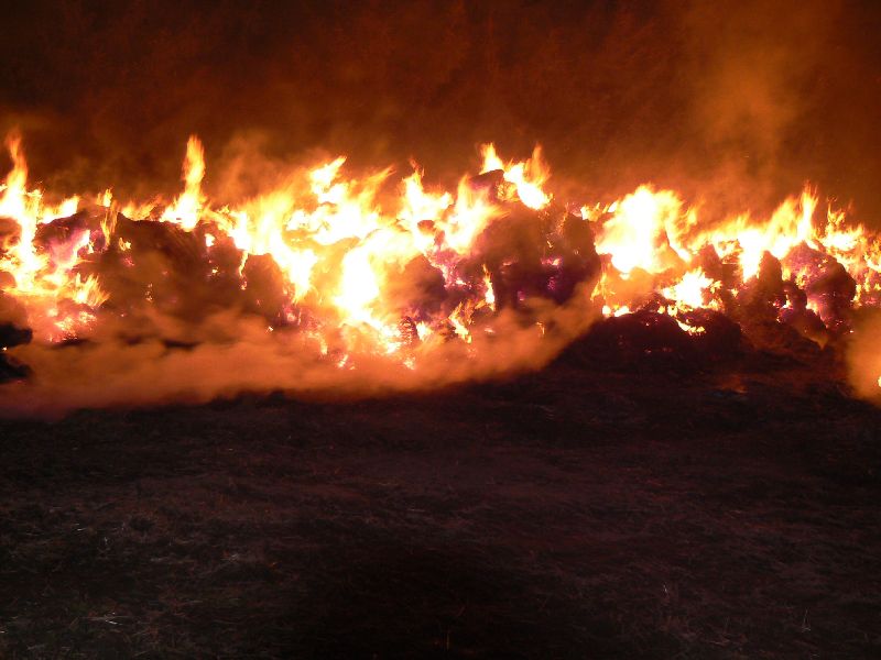 Nocny pożar dwóch stogów słomy w gminie Ślesin