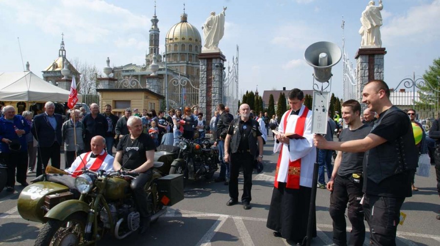 Motocykliści się modlili a księża święcili ich maszyny