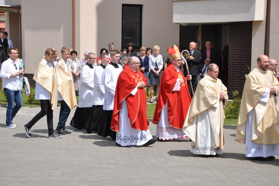 W wyborczą niedzielę biskup poświęcił kościół na Chorzniu