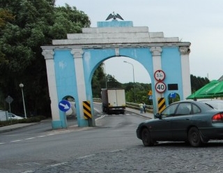 Brama przechodzi lifting