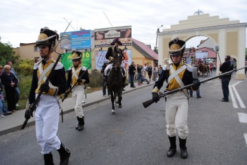 Napoleon przejechał przez bramę