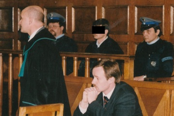 Żąda zadośćuczynienia od brata mordercy