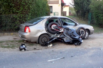 Lekarze wciąż walczą o życie 23-letniego motocyklisty