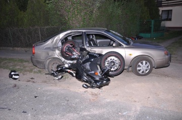 Lekarze wciąż walczą o życie 23-letniego motocyklisty