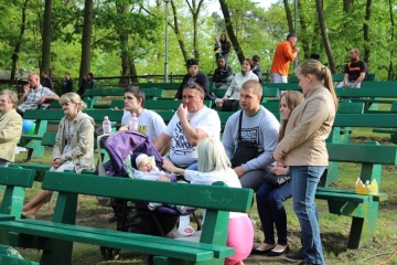 Rodzinne piknikowanie w miejskim parku (2)