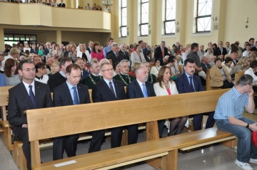 W wyborczą niedzielę biskup poświęcił kościół na Chorzniu