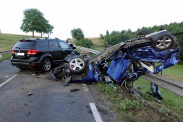 Czołowe zderzenie osobówek w Brdowie. Pięć osób nie żyje