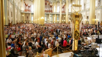 Licheń. 5 tys. osób modliło się z o. Johnem Bashoborą