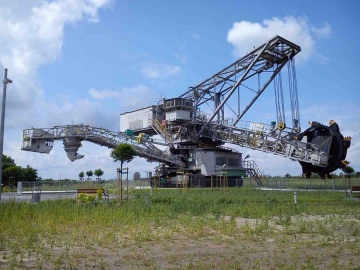 Trzystutonowa koparka atrakcją turystyczną Kleczewa