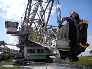 Trzystutonowa koparka atrakcją turystyczną Kleczewa