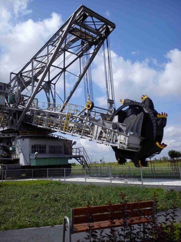 Trzystutonowa koparka atrakcją turystyczną Kleczewa
