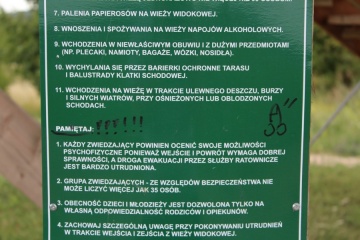 Wyzwiska i rysunki genitaliów na wieży widokowej w Paprotni