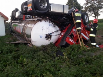 Cysterna dachowała w przydrożnym rowie