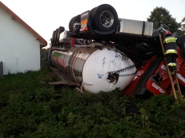 Cysterna dachowała w przydrożnym rowie
