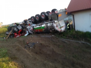 Cysterna dachowała w przydrożnym rowie