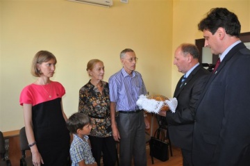 Rodzinę z Kazachstanu przyjęły gminy Kleczew i Kawęczyn