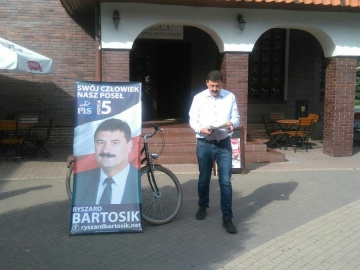 Ryszard Bartosik ogłasza swój start w wyborach i częstuje ciastkami