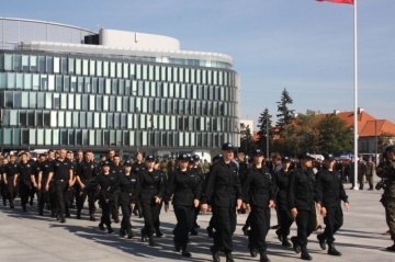Uczniowie klas mundurowych ZSCKU na placu defilad