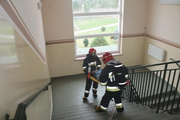Pożar w szkole. Strażacy ratowali podtrutych czadem