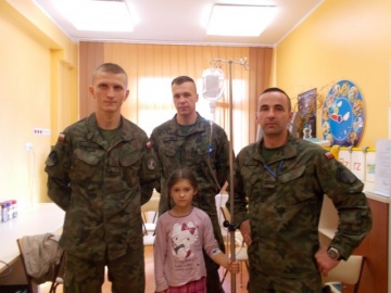 Wojskowi z Powidza odwiedzili dzieci w konińskim szpitalu