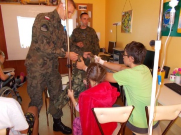 Wojskowi z Powidza odwiedzili dzieci w konińskim szpitalu