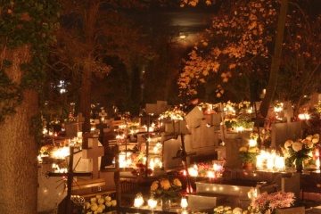 Niezwykłe zdjęcia cmentarza nocą