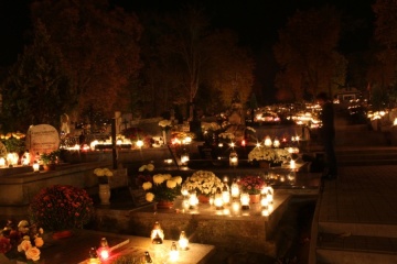 Niezwykłe zdjęcia cmentarza nocą