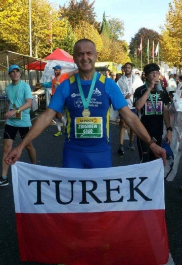 Maratończyk z Turku podczas zawodów promuje swoje miasto