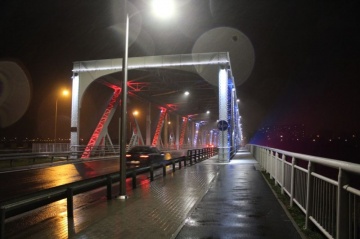 Most żelazny w Koninie świeci w barwach narodowych Francji