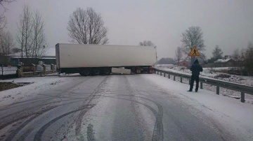 Tir wpadł w poślizg i zablokował drogę na ponad godzinę